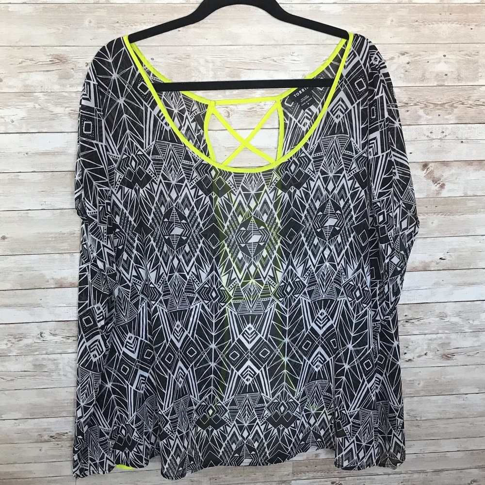 Torrid Black & White S/S Tribal Pattern Top Size 4